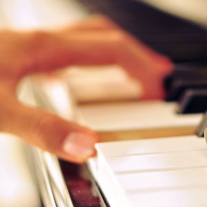 肥婆脱裤子让小伙捅
